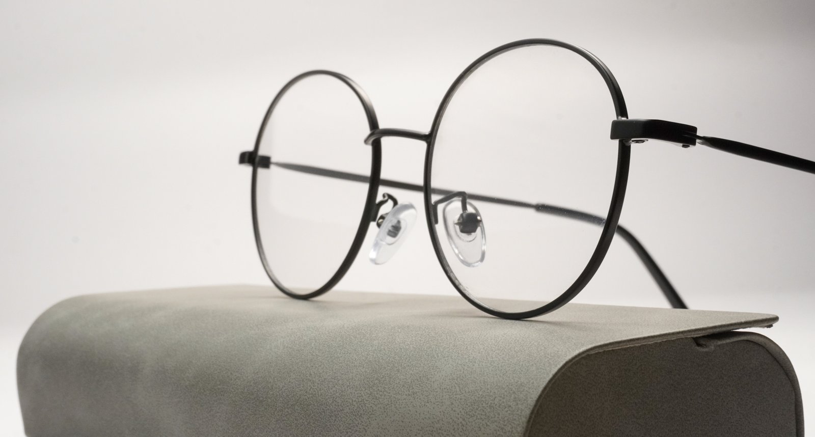 Fox Eyeglass (Black edge)